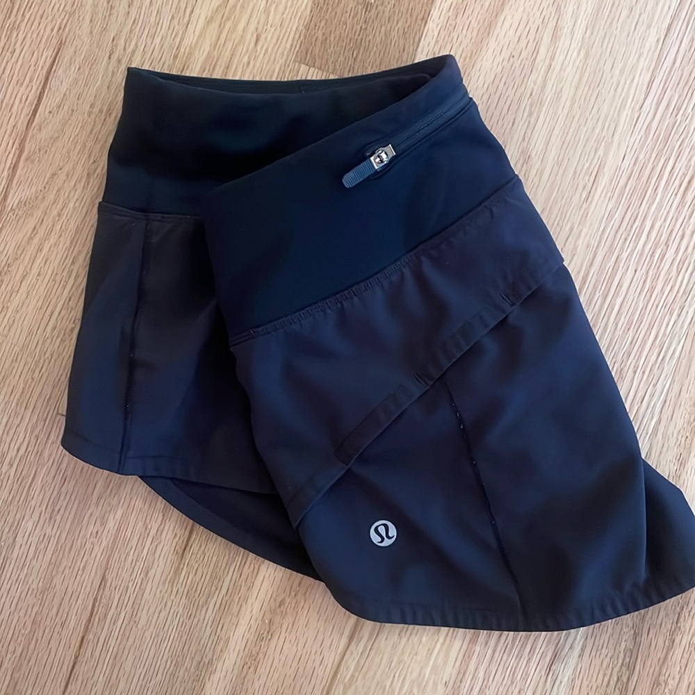 Lululemon hottie hot 2.5 inch shorts size 2